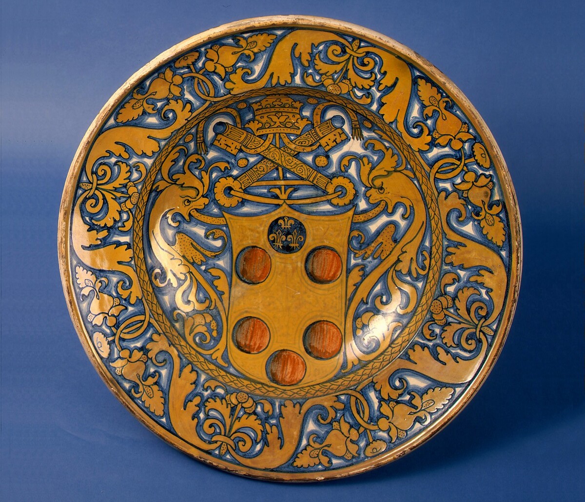 Large dish with plant-pattern border; in the center, the arms of a Medici pope by Deruta 16th Century